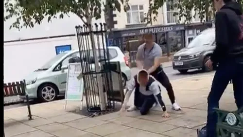 Un homme agresse un adolescent qui s'avère être champion du monde...